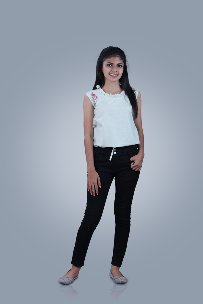 Short top with embroidery - Image 3