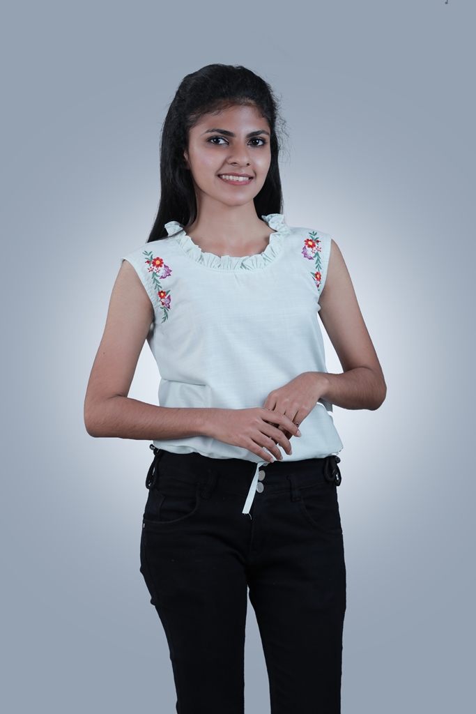 Short top with embroidery - Image 4