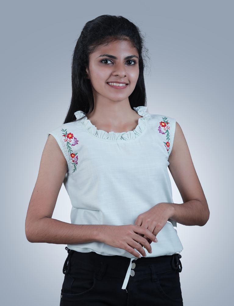 Short top with embroidery