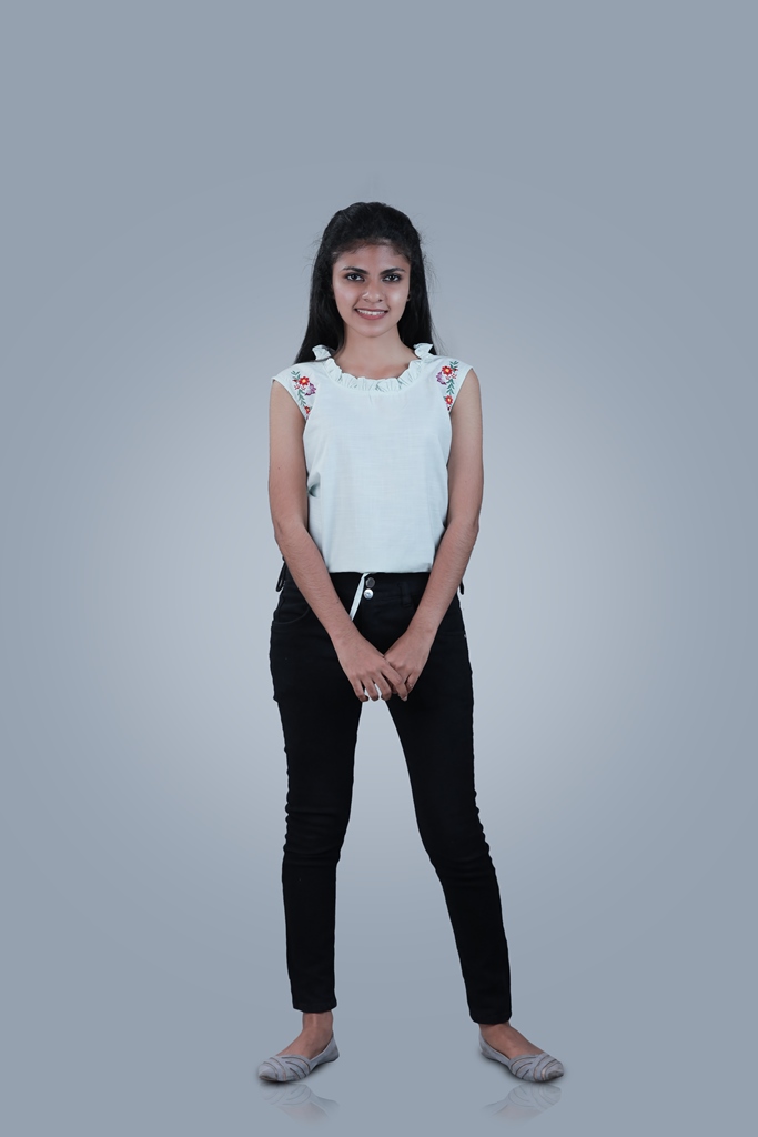 Short top with embroidery - Image 5